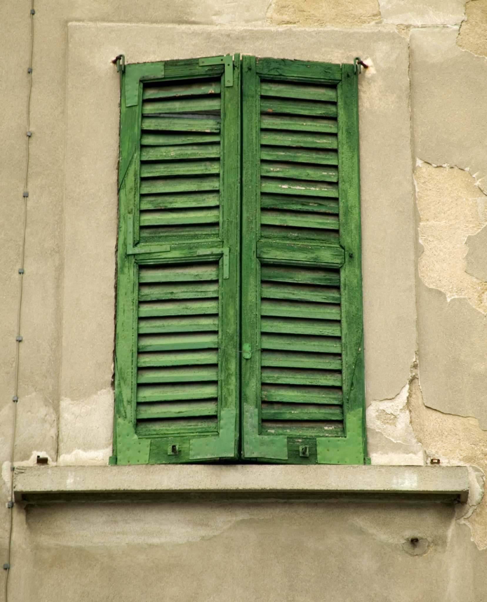 Suggestions for Painting Outdoor Vinyl Shutters