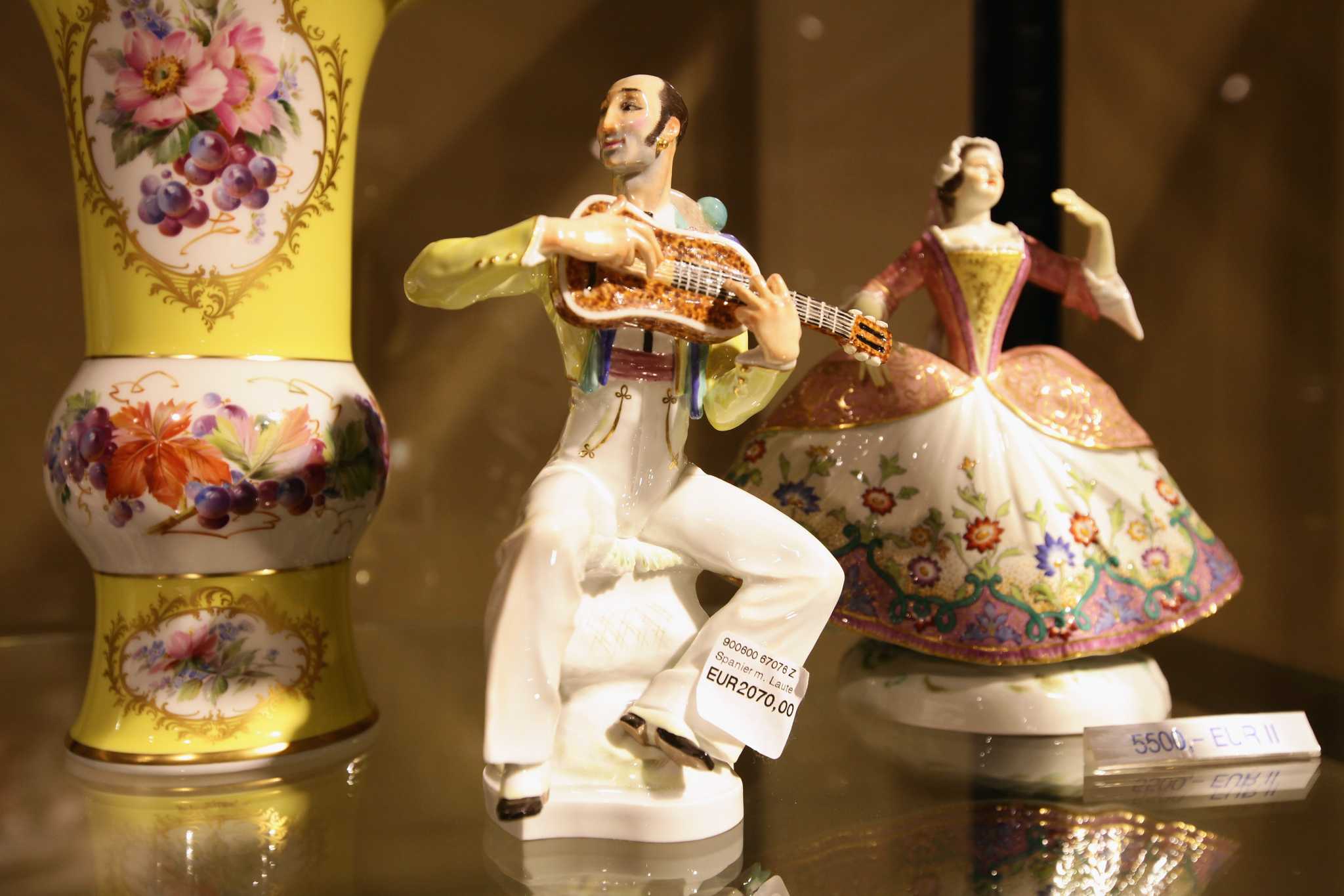 How to Tell Porcelain Figurines From Ceramic