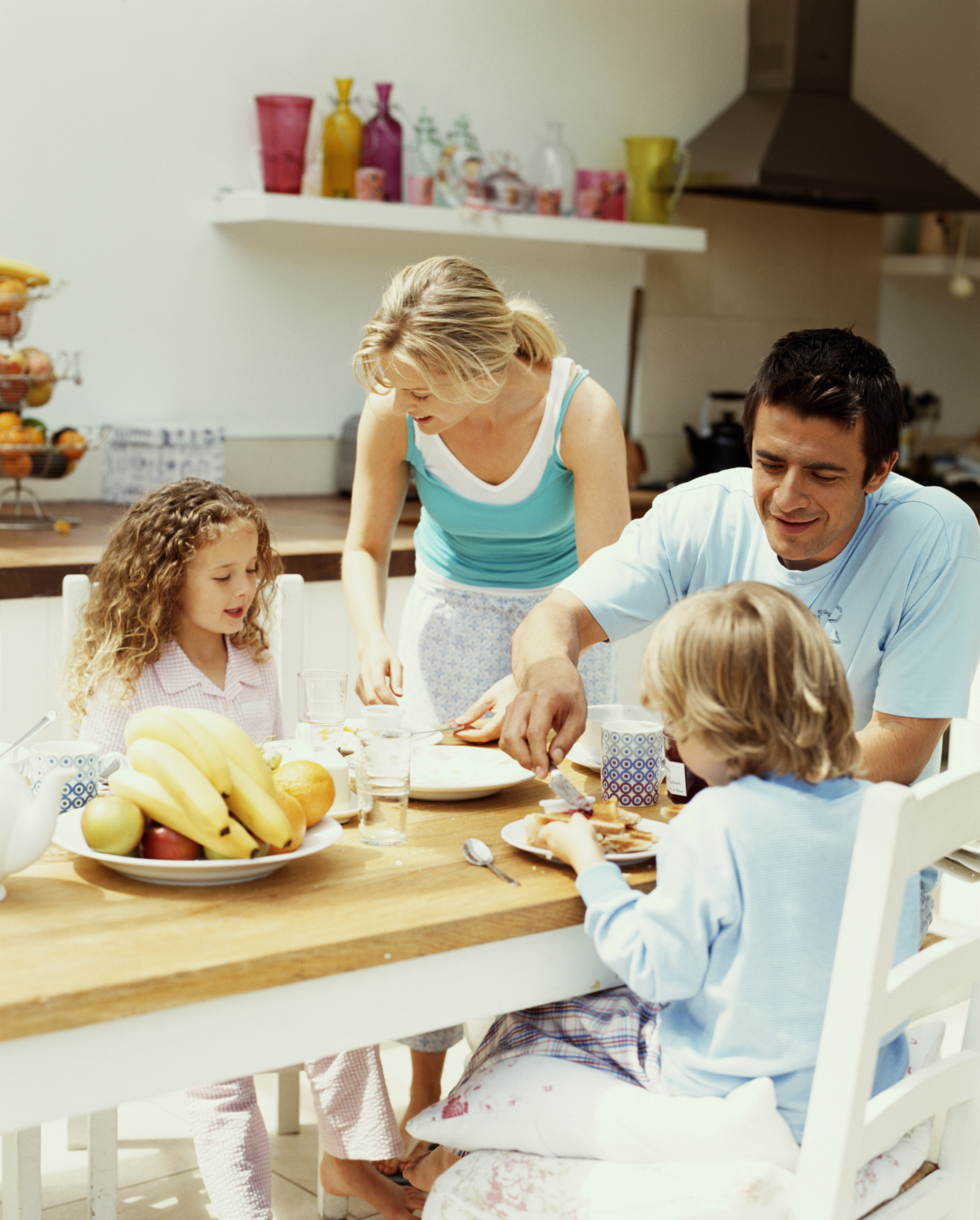 Время в кругу семьи. Завтрак для семьи. Семейный обед. Семья за завтраком. Семья за столом.