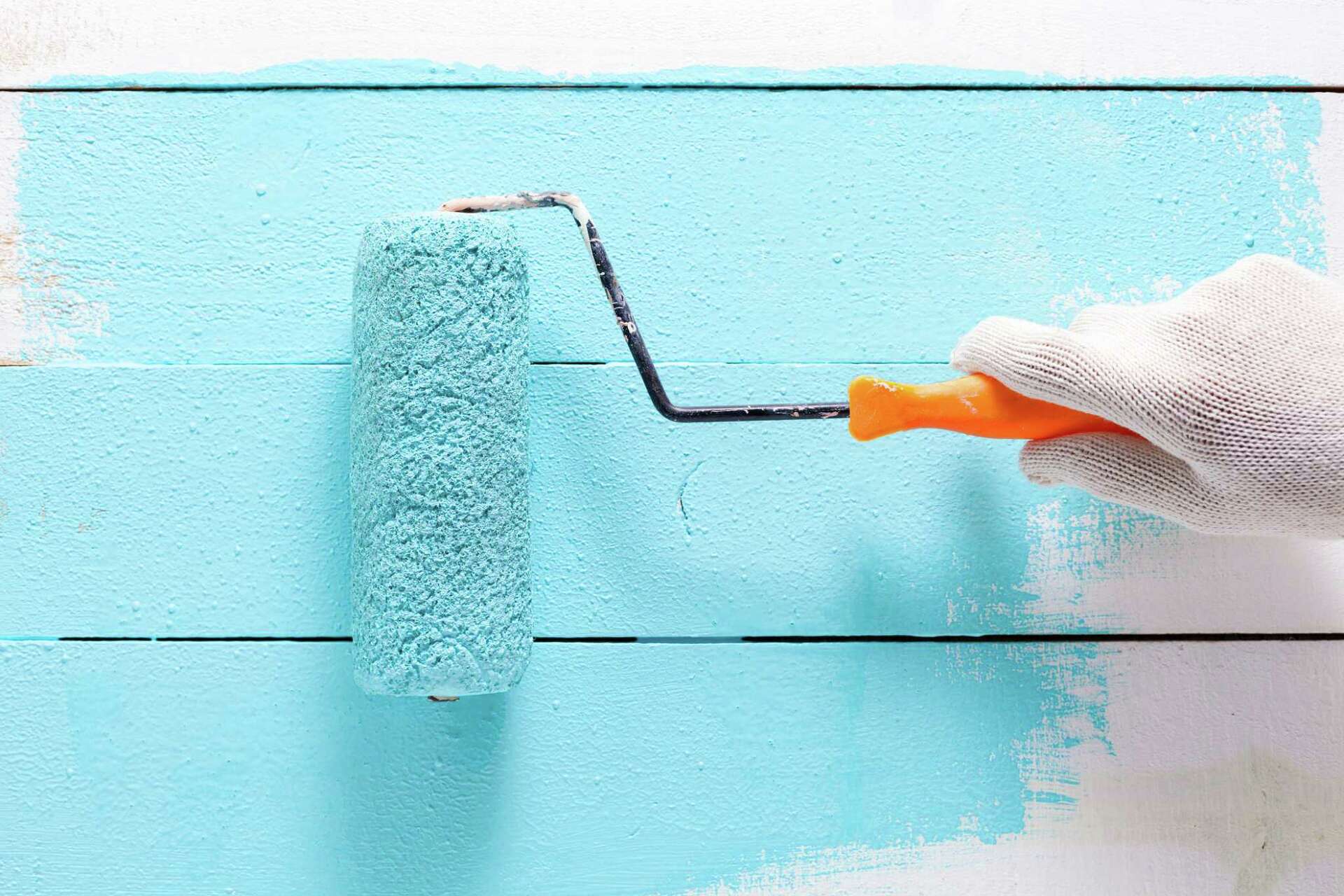Tips on Evenly Mixing Glitter in Wall Paint