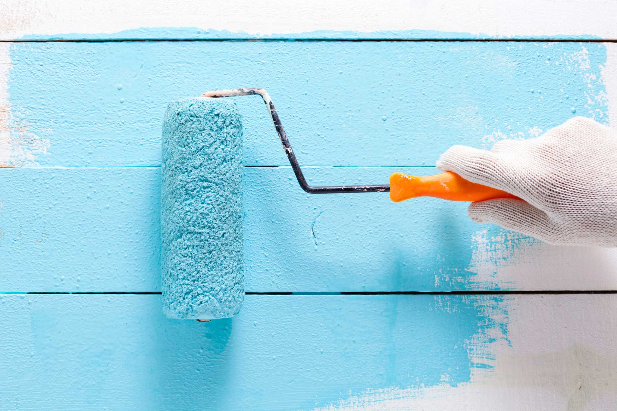 Tips on Evenly Mixing Glitter in Wall Paint