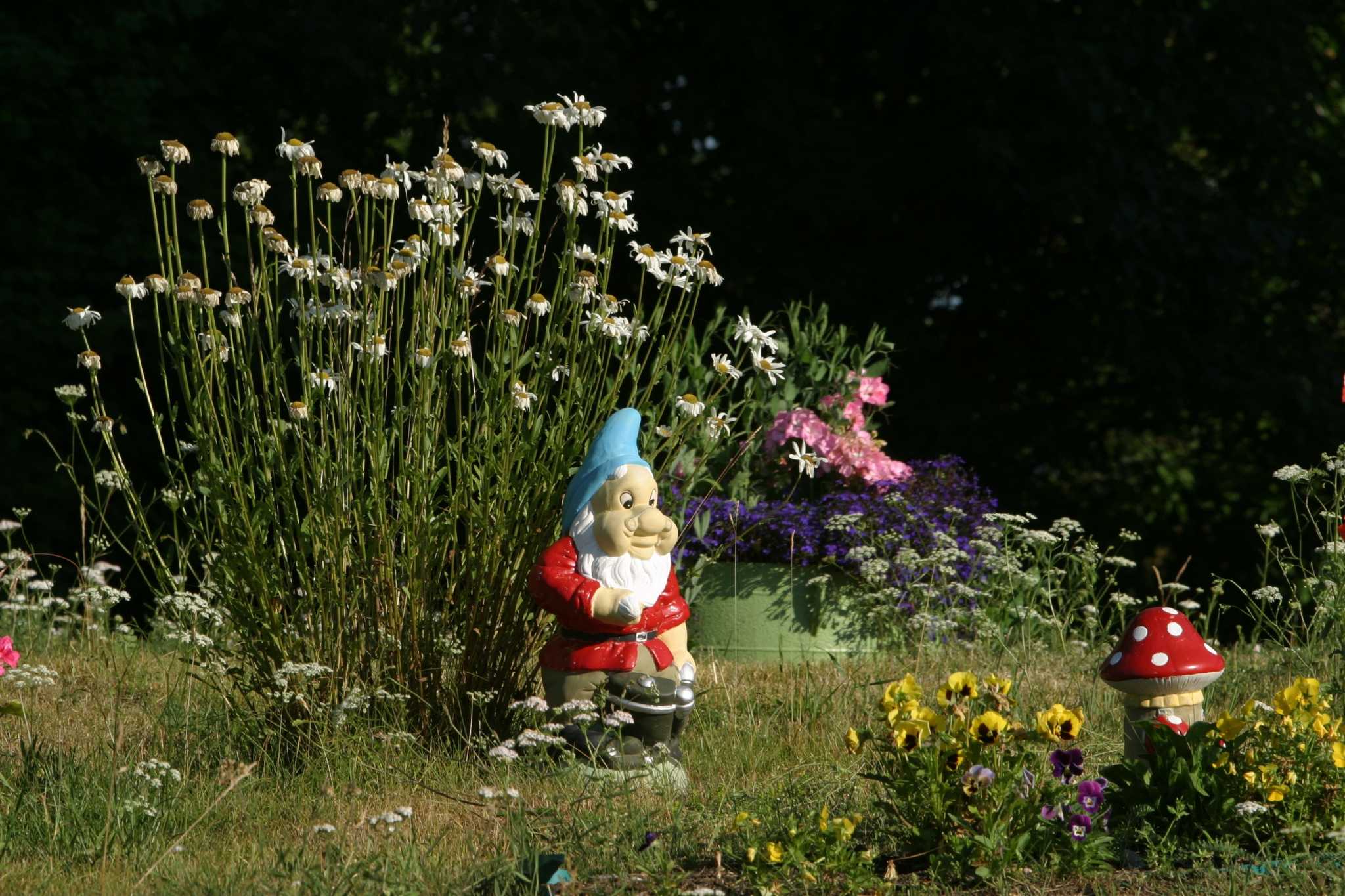 How to Protect Lawn Decorations From Theft
