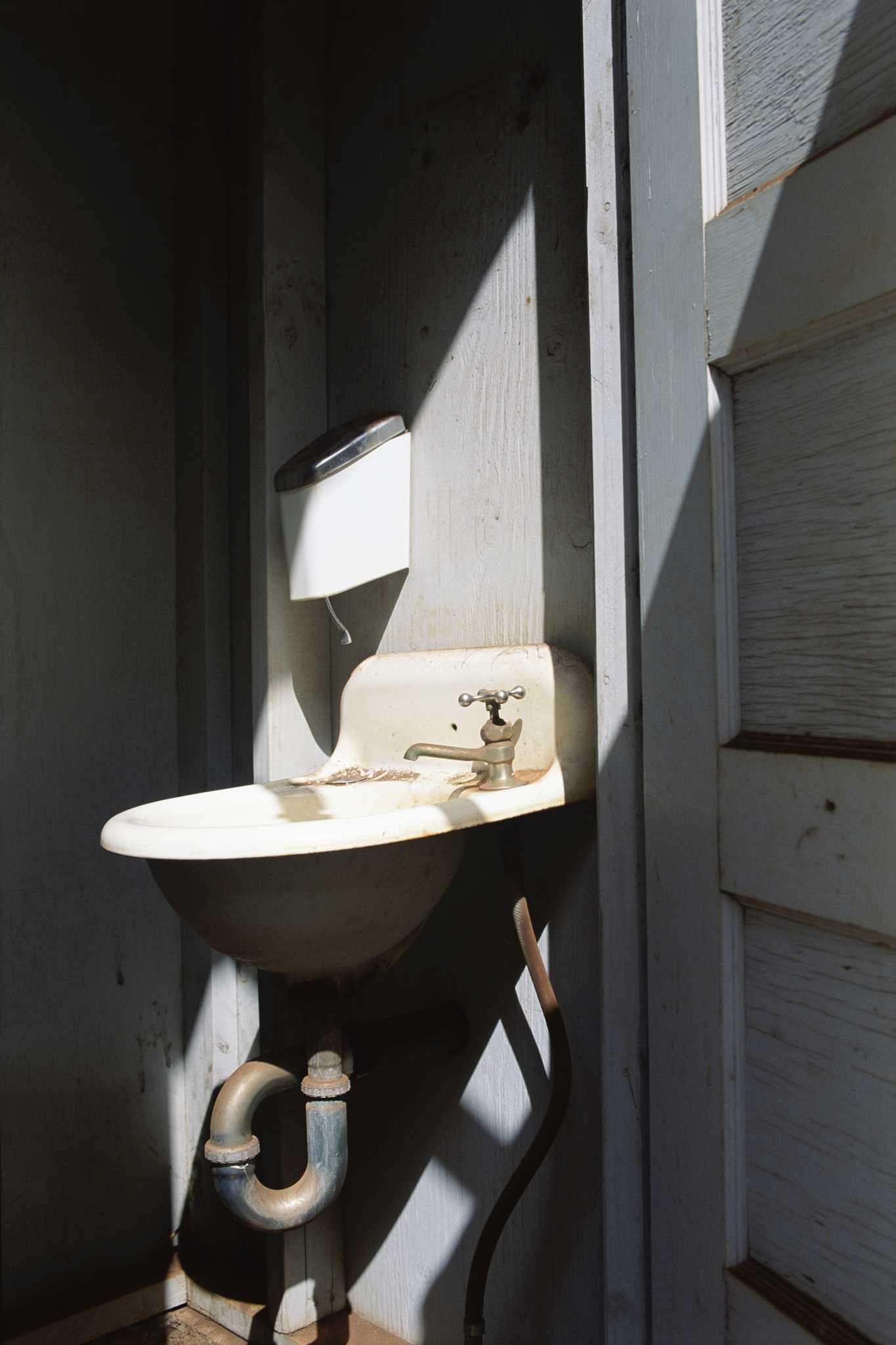 How to Permanently Remove Sink Plumbing