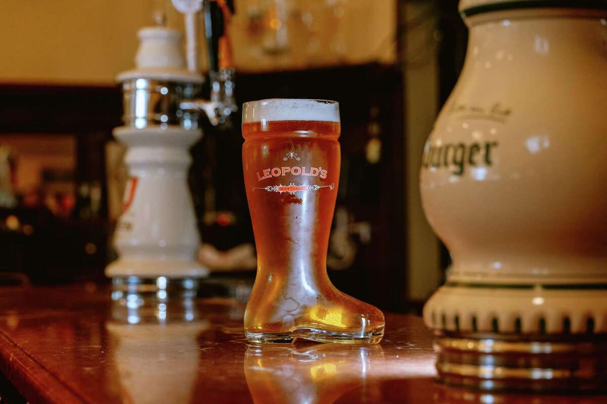 在旧金山的利奥波德餐厅，用靴子形状的玻璃杯盛着刚倒出来的啤酒。这家餐厅以正宗的奥地利美食为特色，将以全新的面貌重新开业。