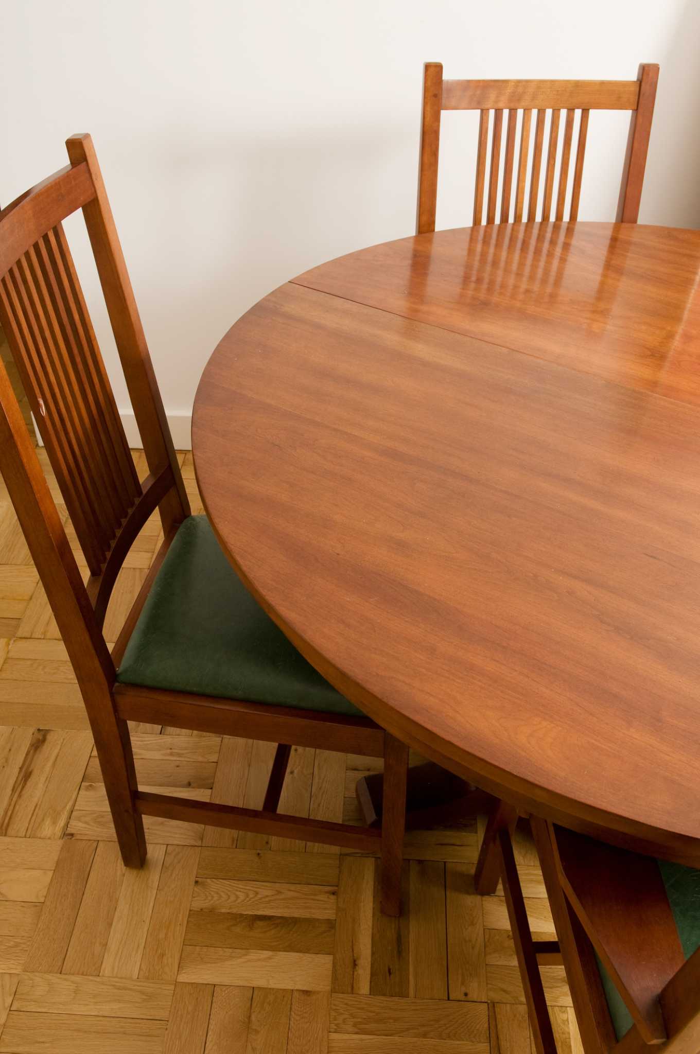 How Wide Is an 8Person Round Table?