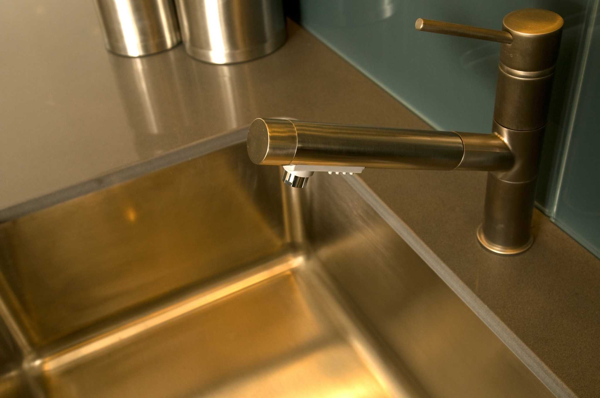 How to Use Wax on a Stainless Steel Sink