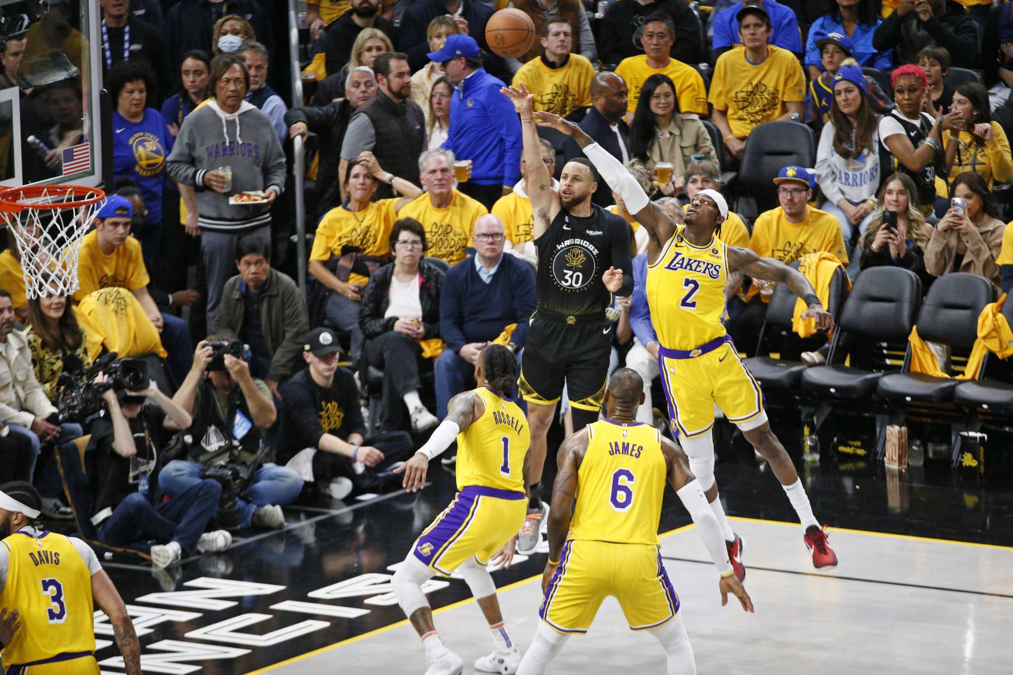 New-Look Lakers Claw Out Road Win against Warriors