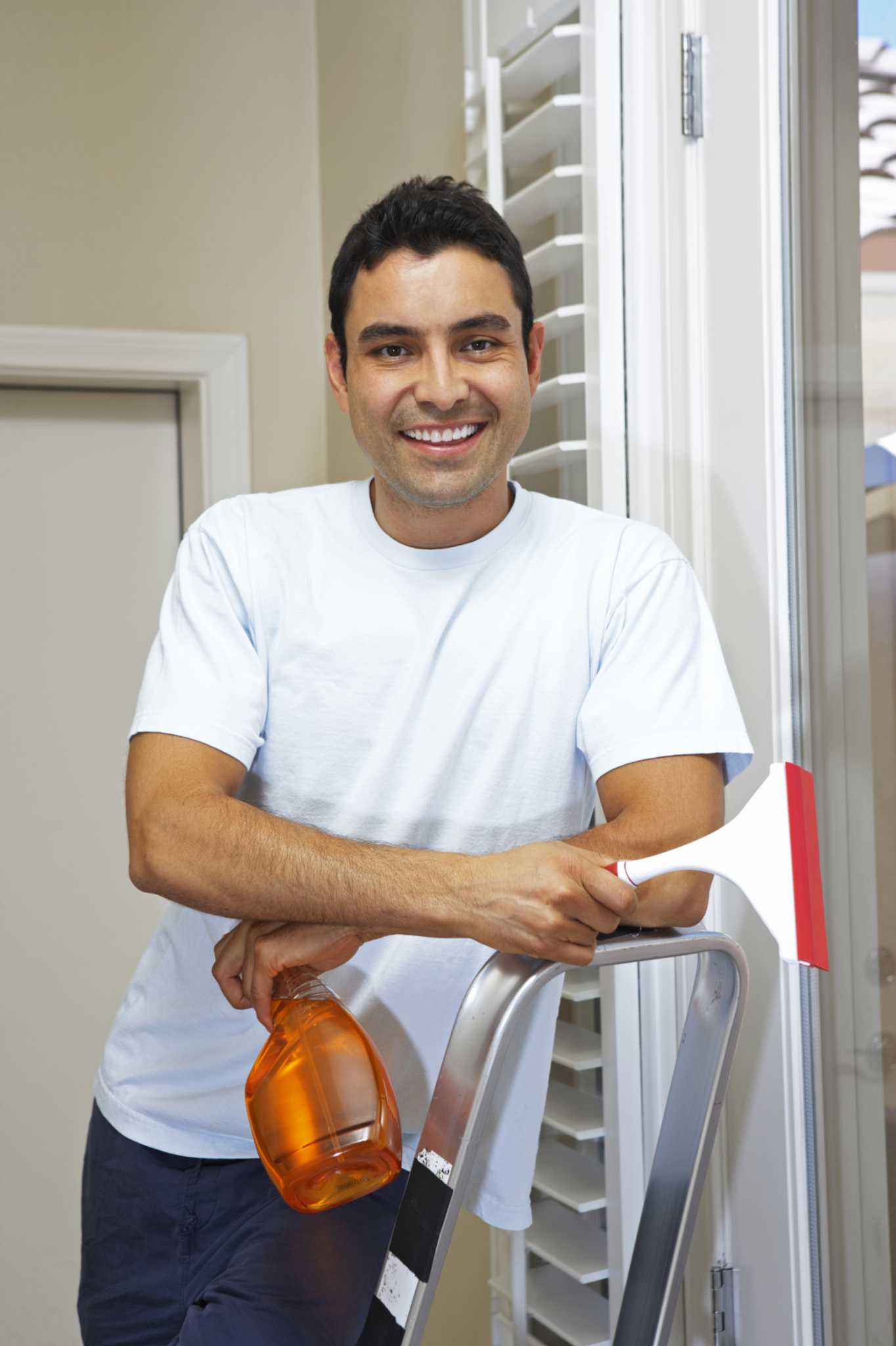 How to Wash Windows Without Streaks