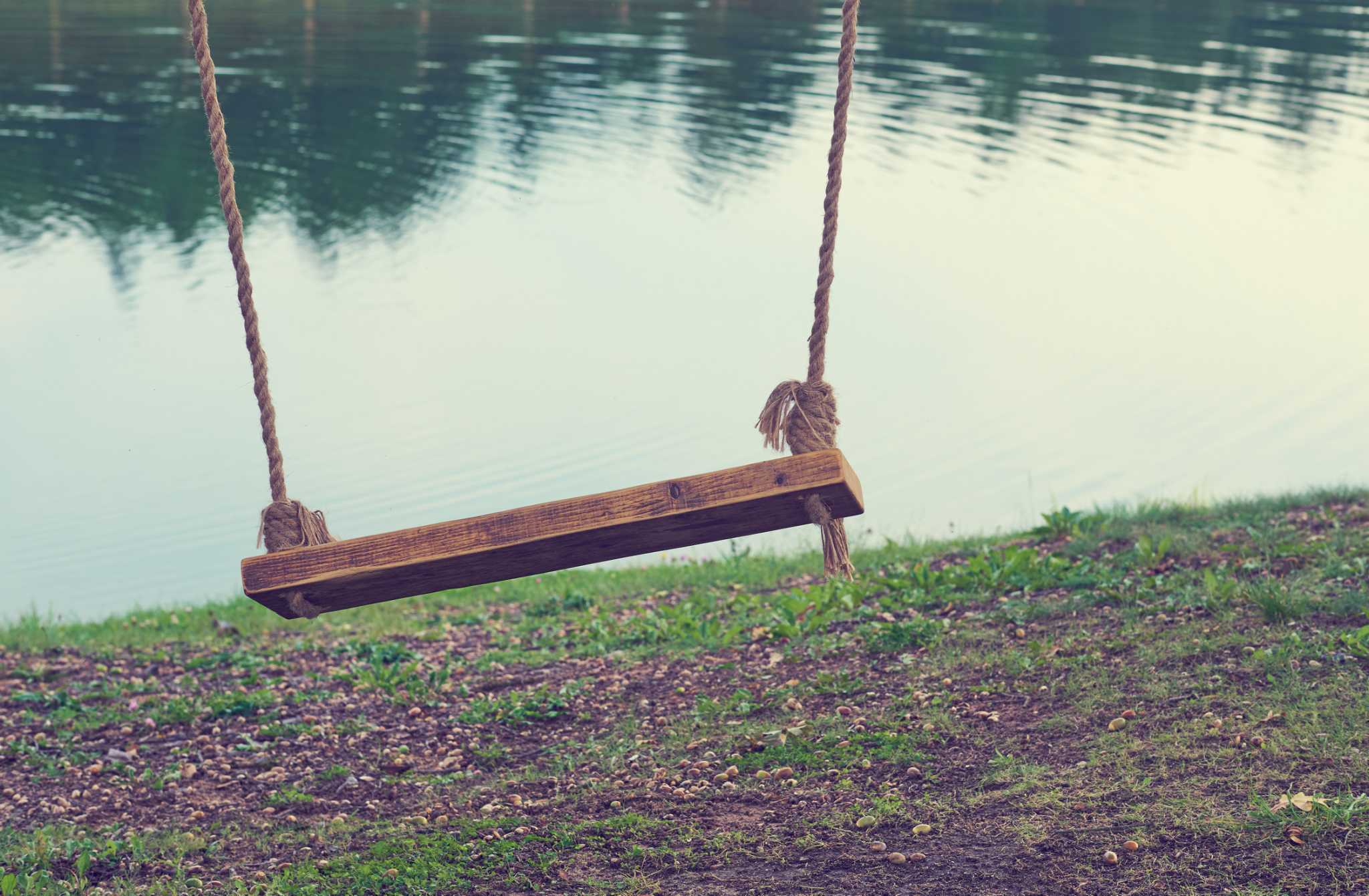 Ways to Hang a Swing From a Live Tree