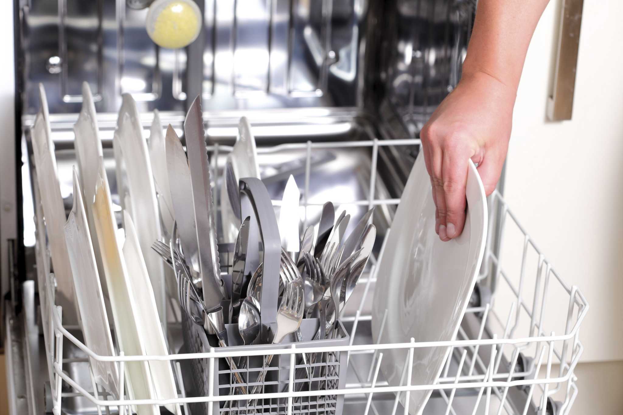 Почему машина плохо моет посуду. Посуда в посудомойке. Грчзная посуду в посудомоечную машину. Посудомойка с грязной посудой. Загружать посудомойку.