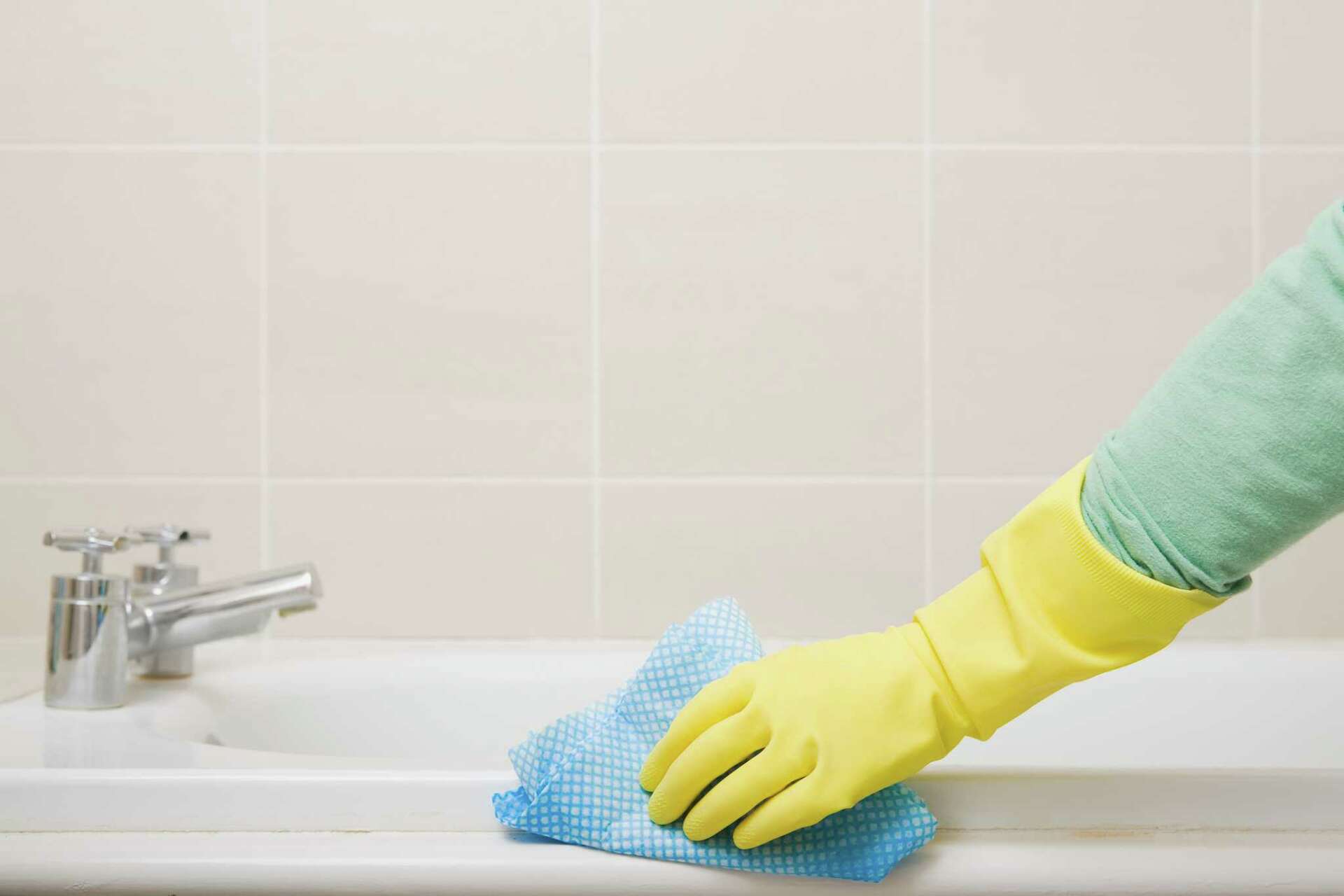How to Whiten a Yellowed Plastic Tub Surround