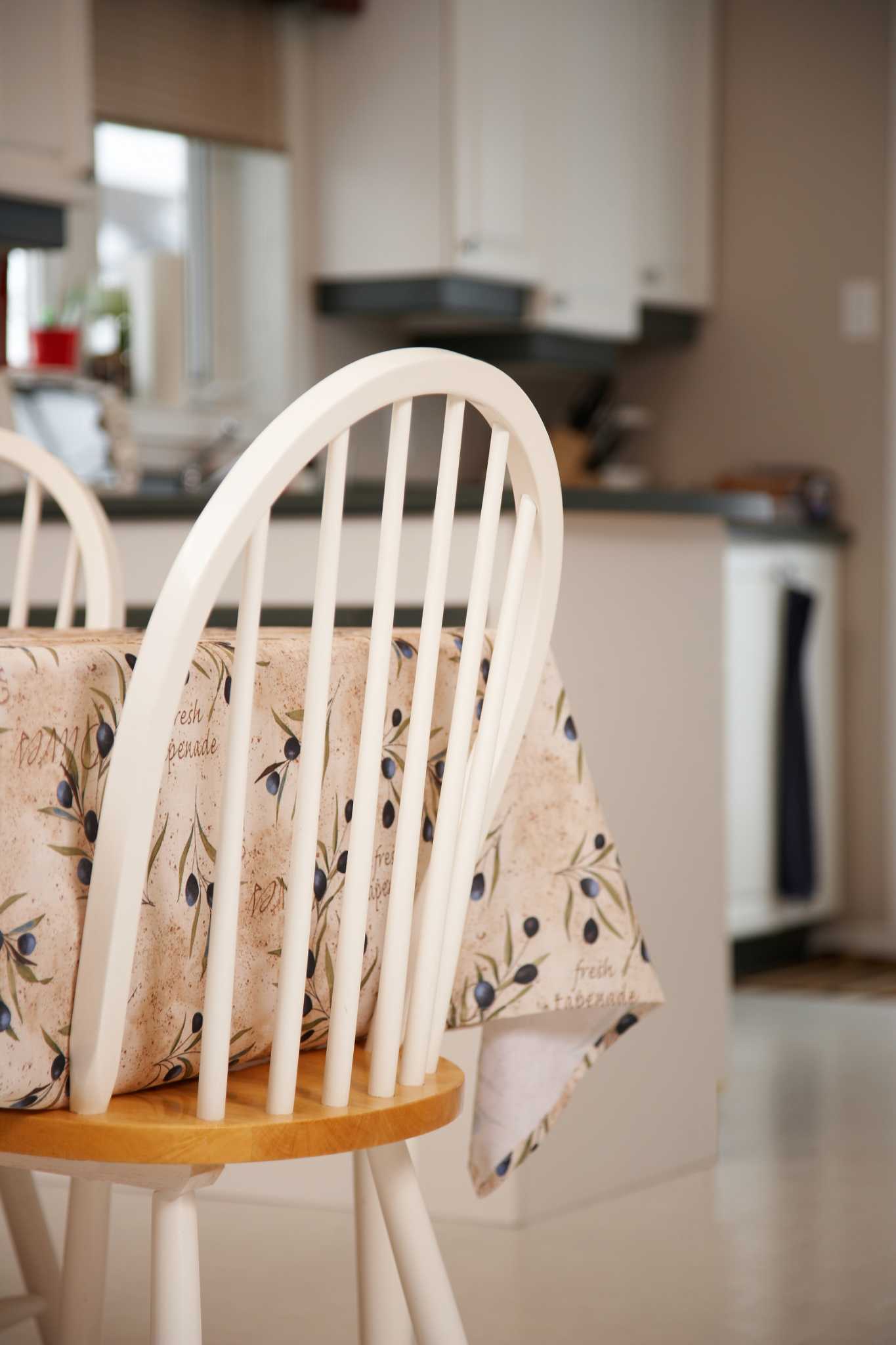 Quick Ways to Shorten a Tablecloth