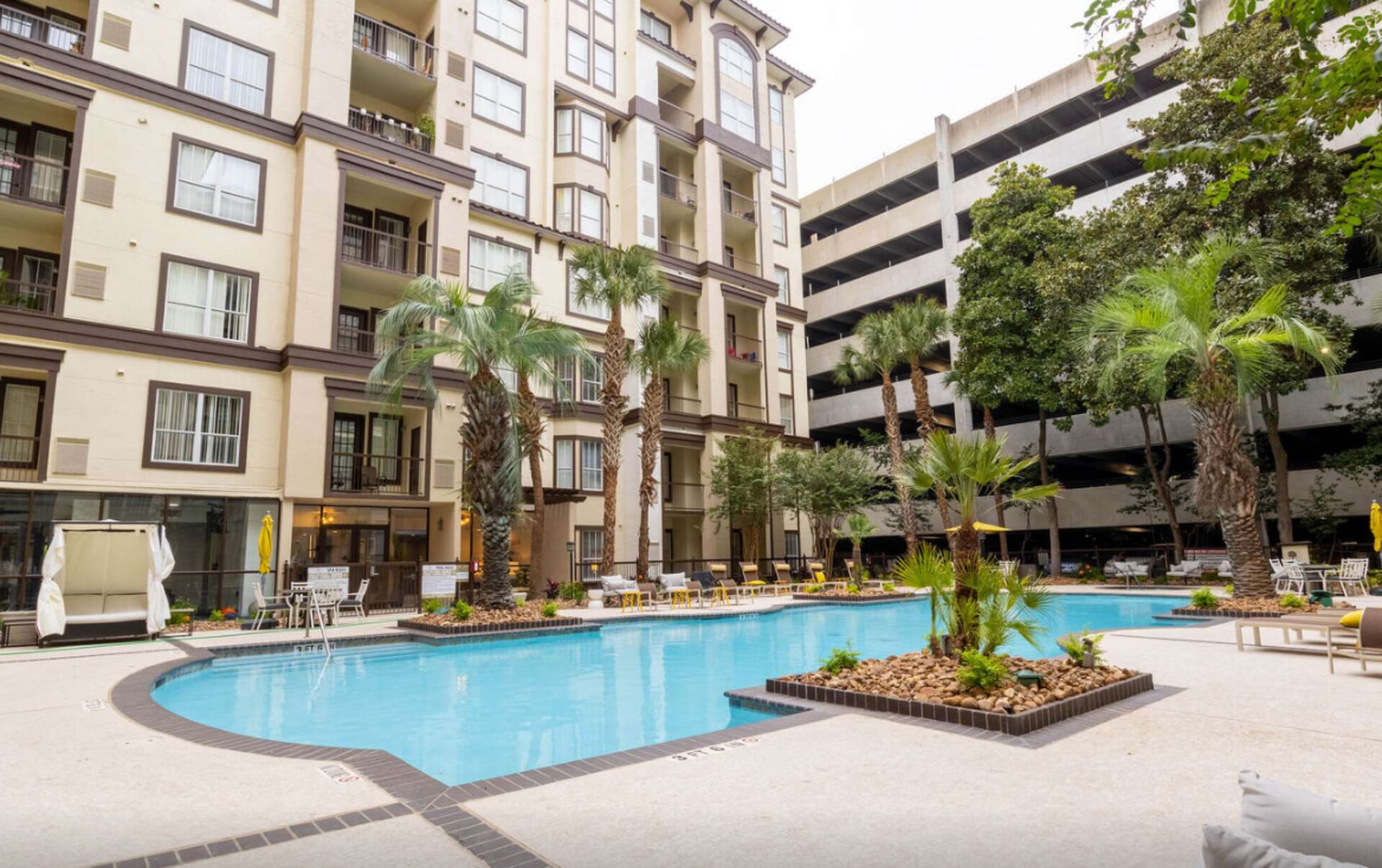 Luxury Houston apartments: Affordable units with pool, gym and tennis - Luxury Rent High-Rise Apartments In Houston With Penthouse And Gym