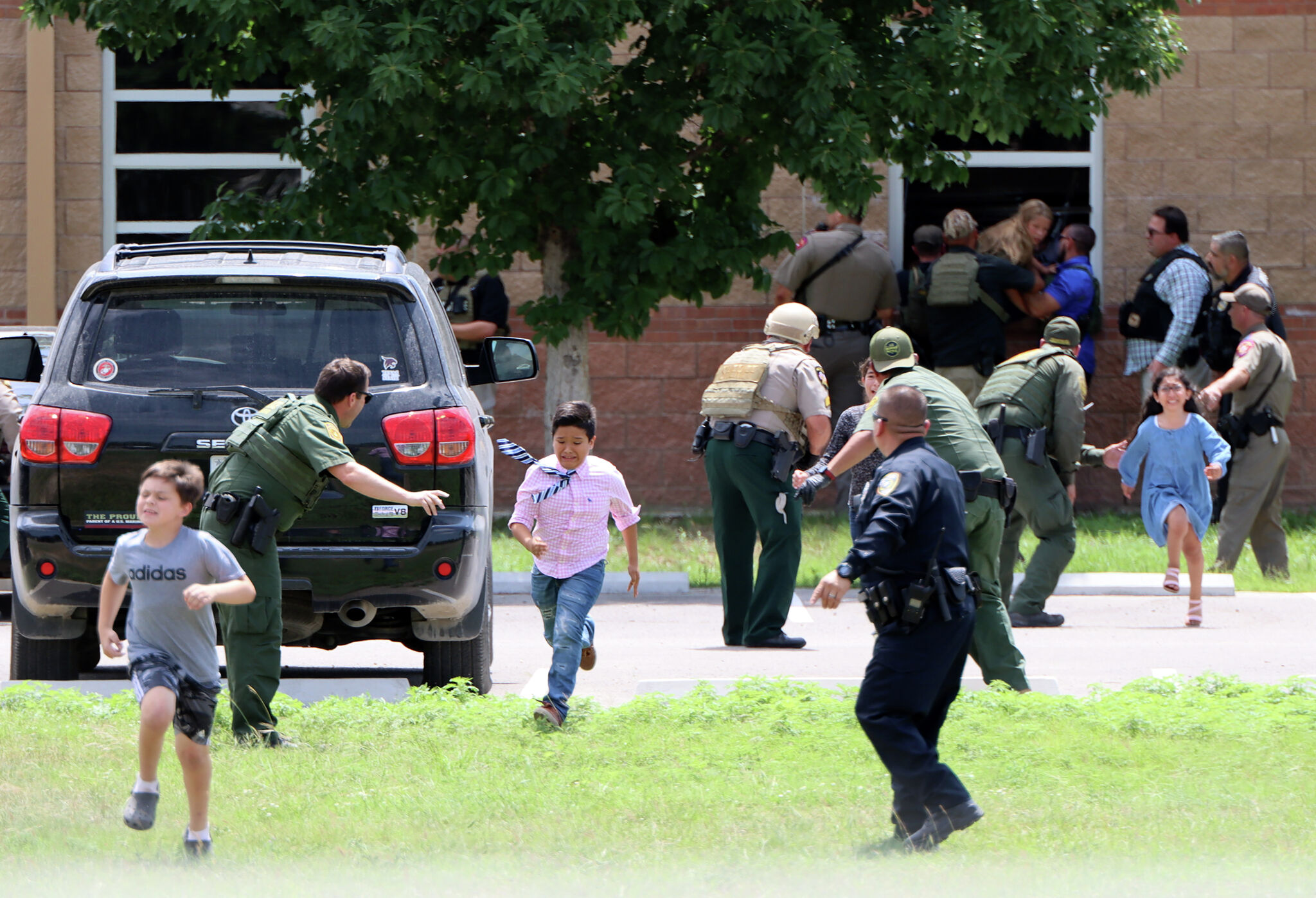Uvalde officials, DA battle over evidence in Robb Elementary shooting - Vimarsana News