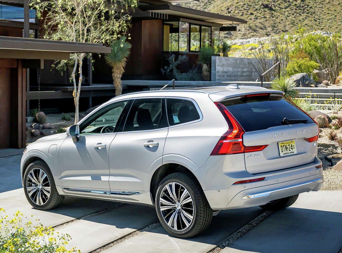 Volvo X60 T8 Recharge crossover combines gasoline, electric power