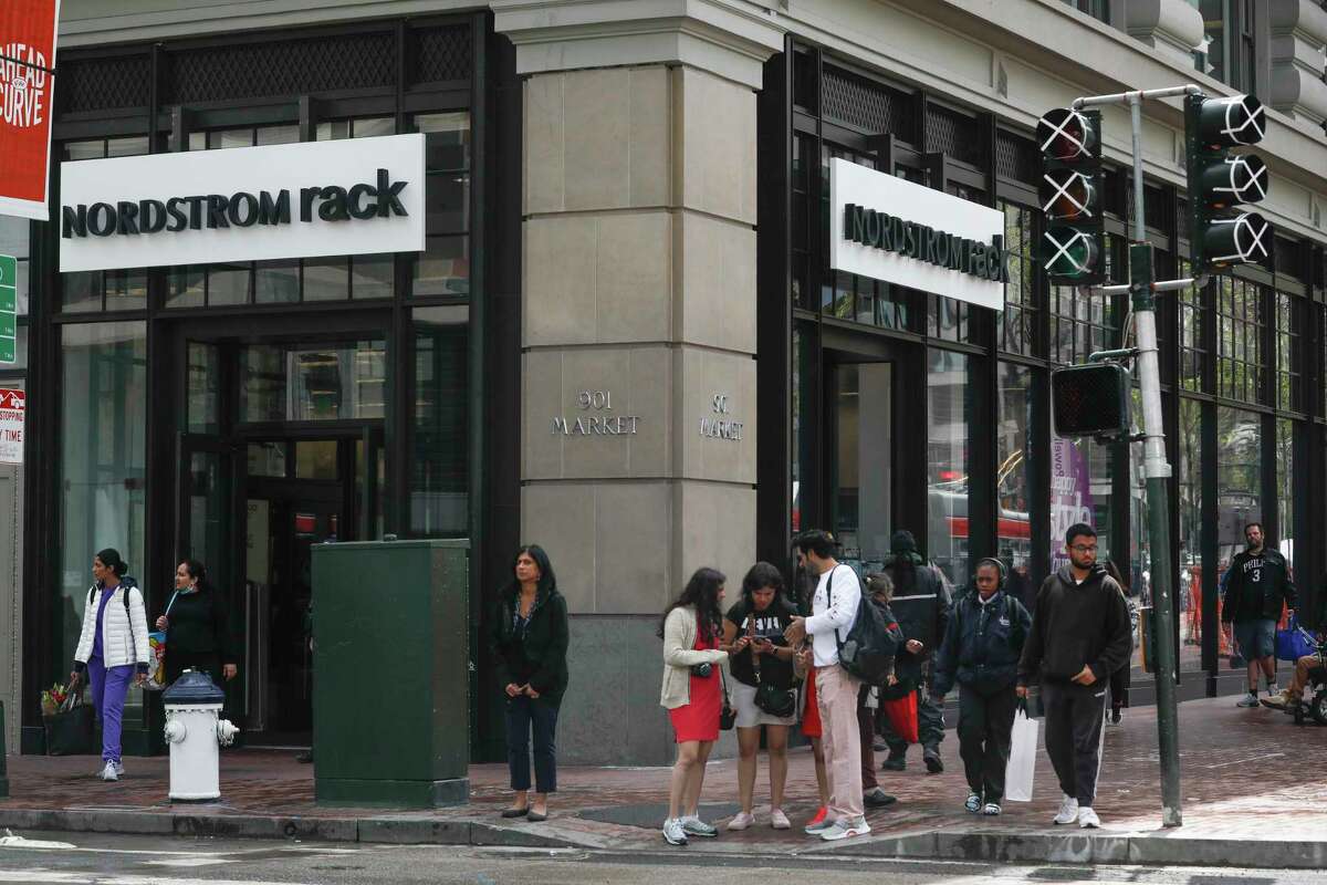 周二，行人站在旧金山第五街和市场街的诺德斯特龙货架外。随着这家商店和位于韦斯特菲尔德购物中心的诺德斯特龙的关闭，该公司将解雇一些员工。