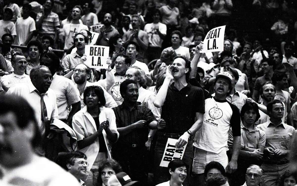 1987年5月10日:在西部半决赛中，金州勇士队以129-121击败洛杉矶湖人队，勇士球迷举着“BEAT L.A.”的标语。