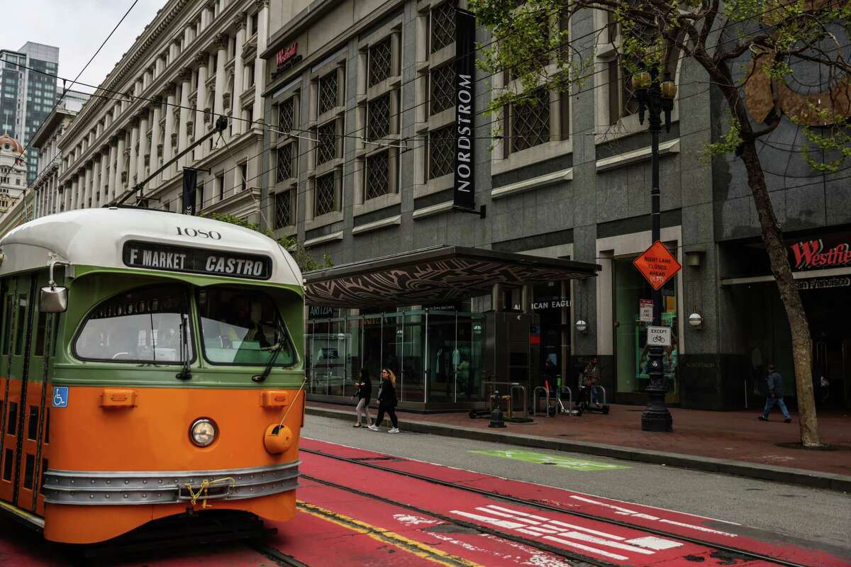 一辆缆车经过位于旧金山的诺德斯特龙的韦斯特菲尔德购物中心的外部。诺德斯特龙宣布将不再续签与韦斯特菲尔德中心的租约。