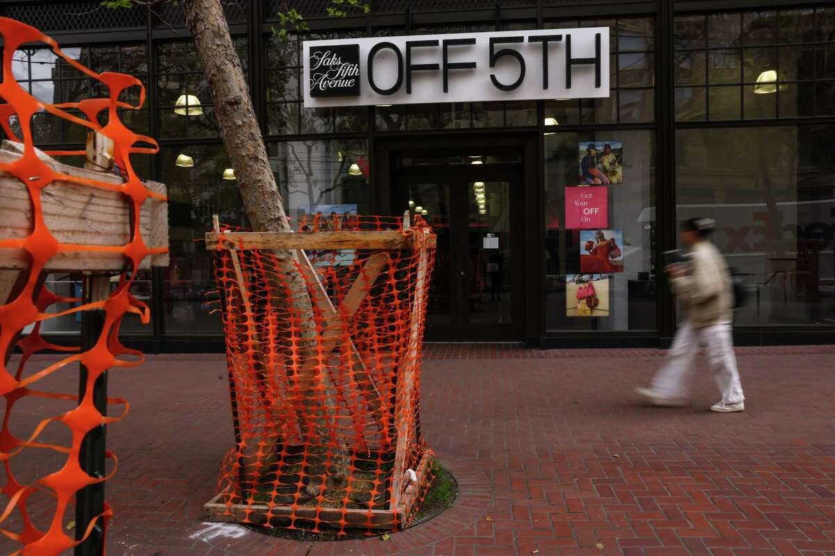 Saks of Fifth на Маркет-стрит в Сан-Франциско, среди горстки предприятий, объявивших о закрытии.