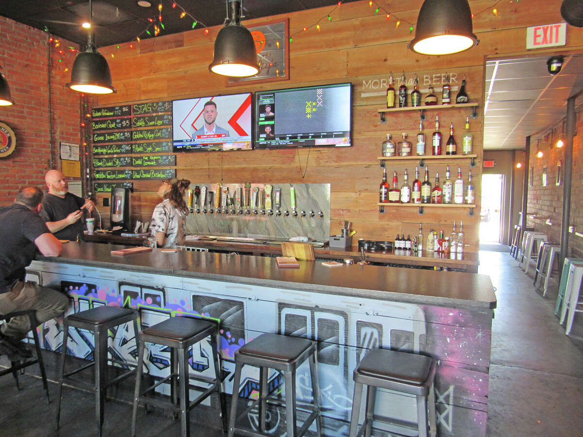 Sneaky’s Bar and Burger Joint new at Recess Brewing site, Edwardsville