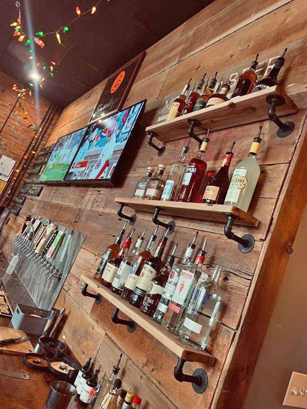 Sneaky’s Bar and Burger Joint new at Recess Brewing site, Edwardsville