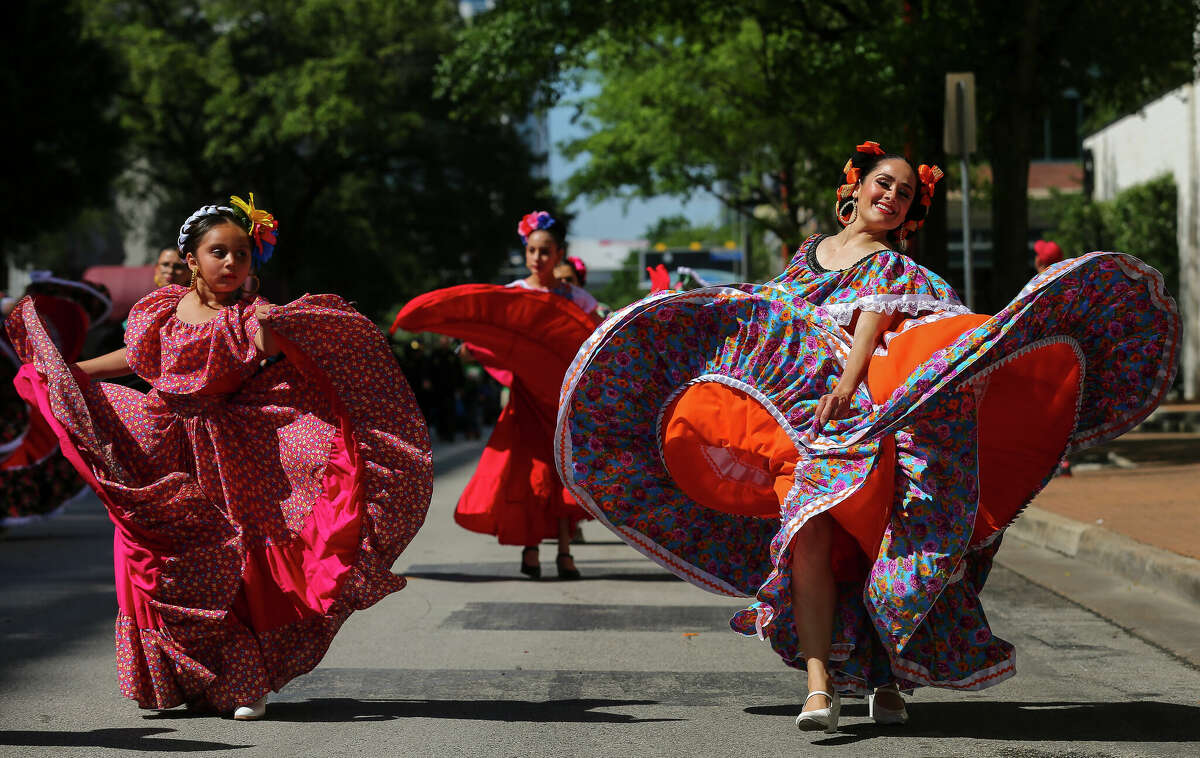 Melissa Lopez i inni członkowie grupy tanecznej Danzas Folkloricas de Solei podczas parady Cinco de Mayo. 