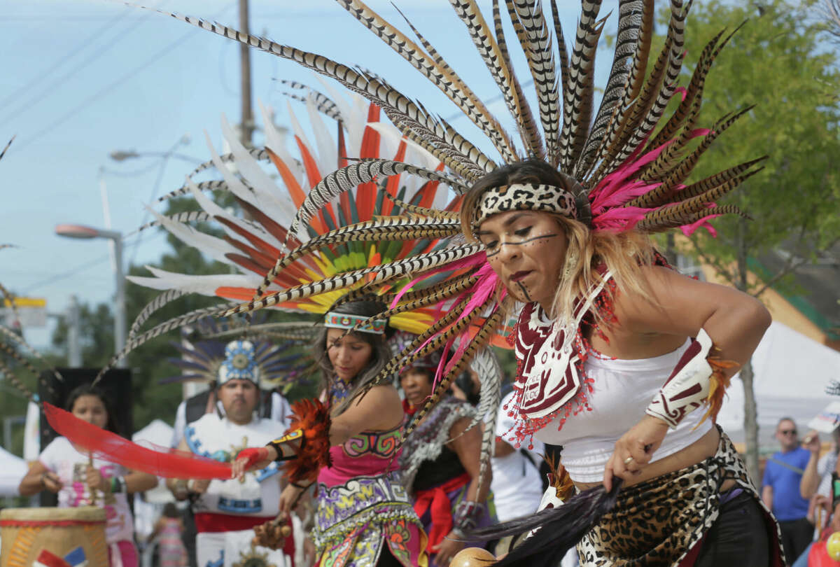Maribel Contreras występująca z Danzą Azteca Taxcayolutl na East End Street Fest. 