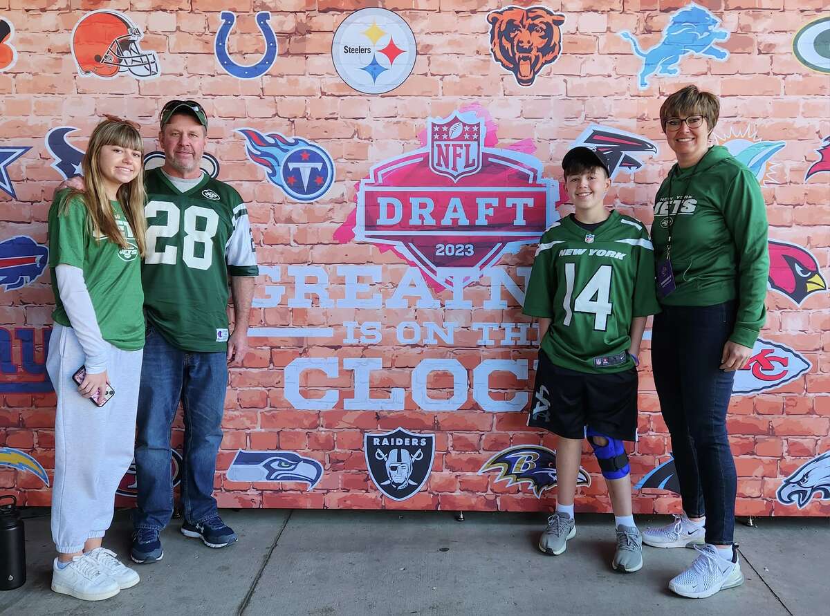 Wearing a New York Mets jersey, New York Jets first round draft pick Kyle  Wilson holds a football as he poses for a photograph on the field with New  YOrk Mets Jeff