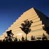 一名骑自行车的人经过萨克拉门托州政府办公室所在的一座被称为“Ziggurat”的建筑。