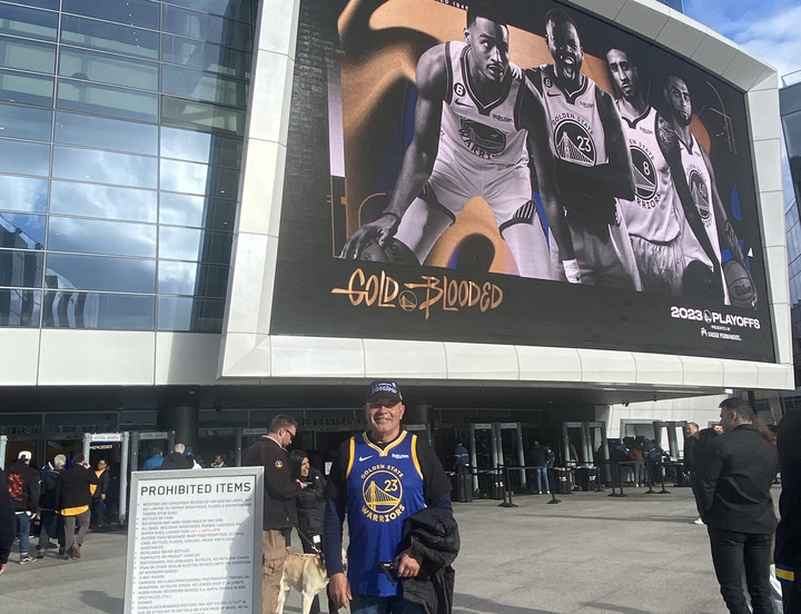 Warriors gift playoff tickets, custom jersey to SF Muni operator of 36 years