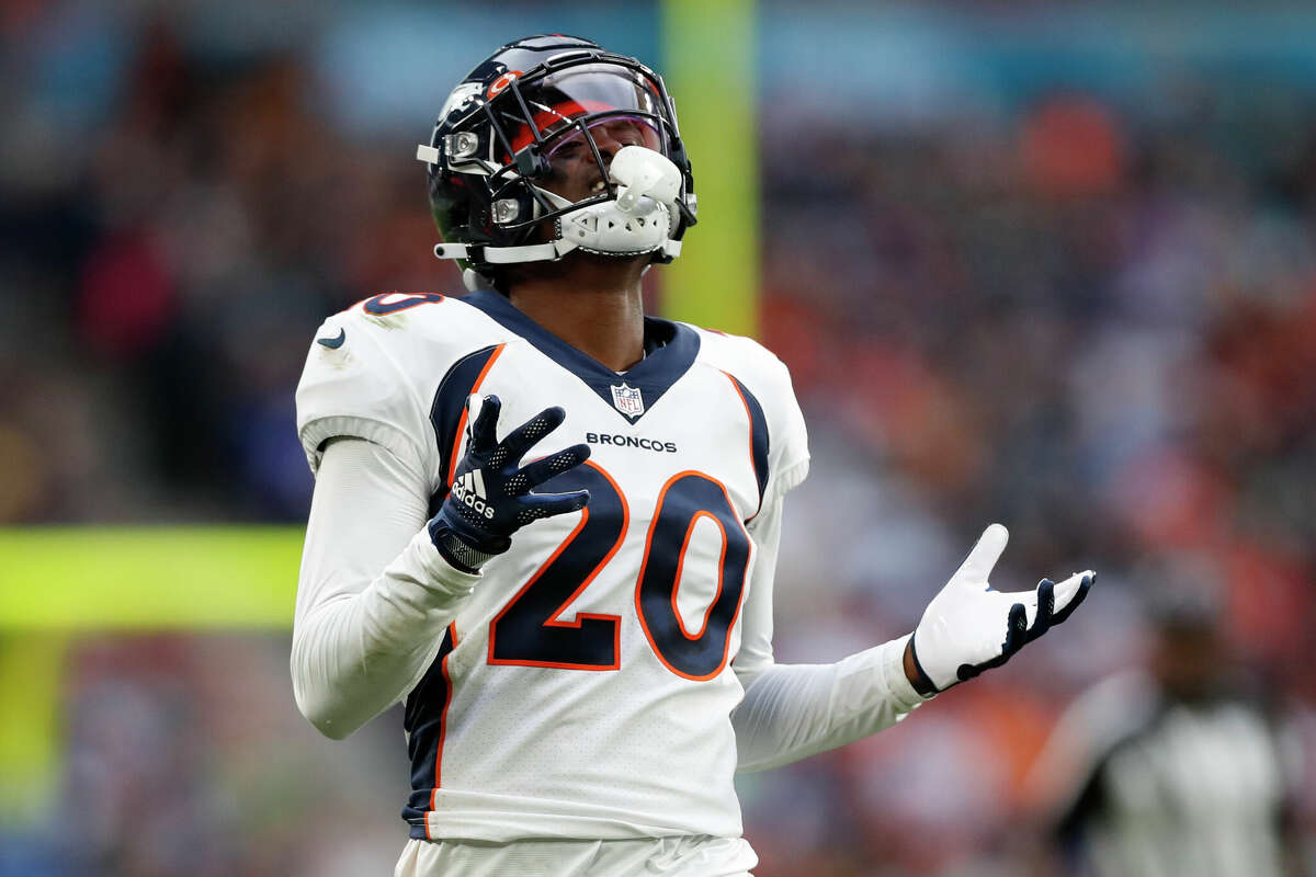 Houston Texans sign cornerback Darius Phillips, a former Bronco