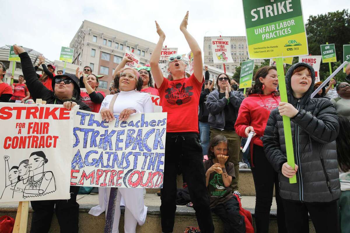奥克兰教育协会成员周四在奥克兰Frank Ogawa广场集会,第一天的教师罢工。