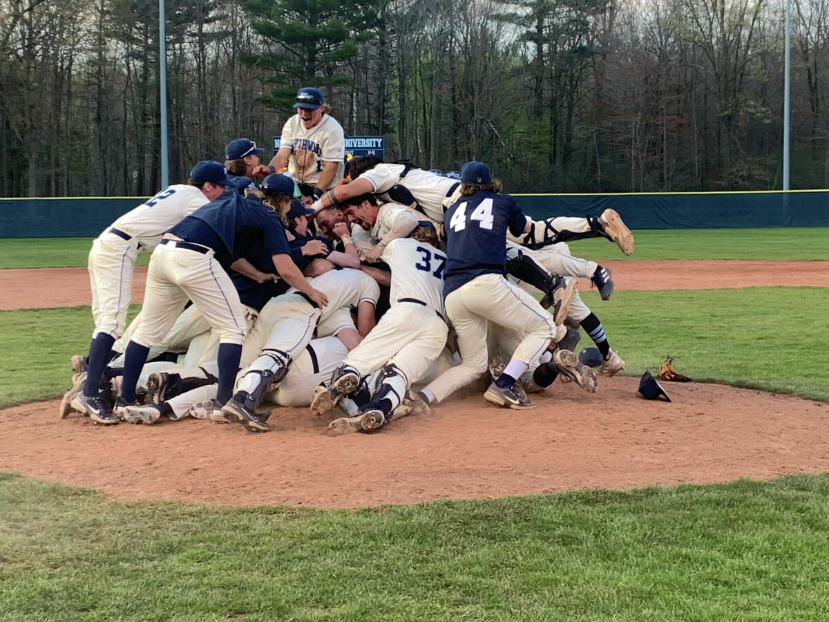 Champions! T'wolves earn 1st conference title since 2018
