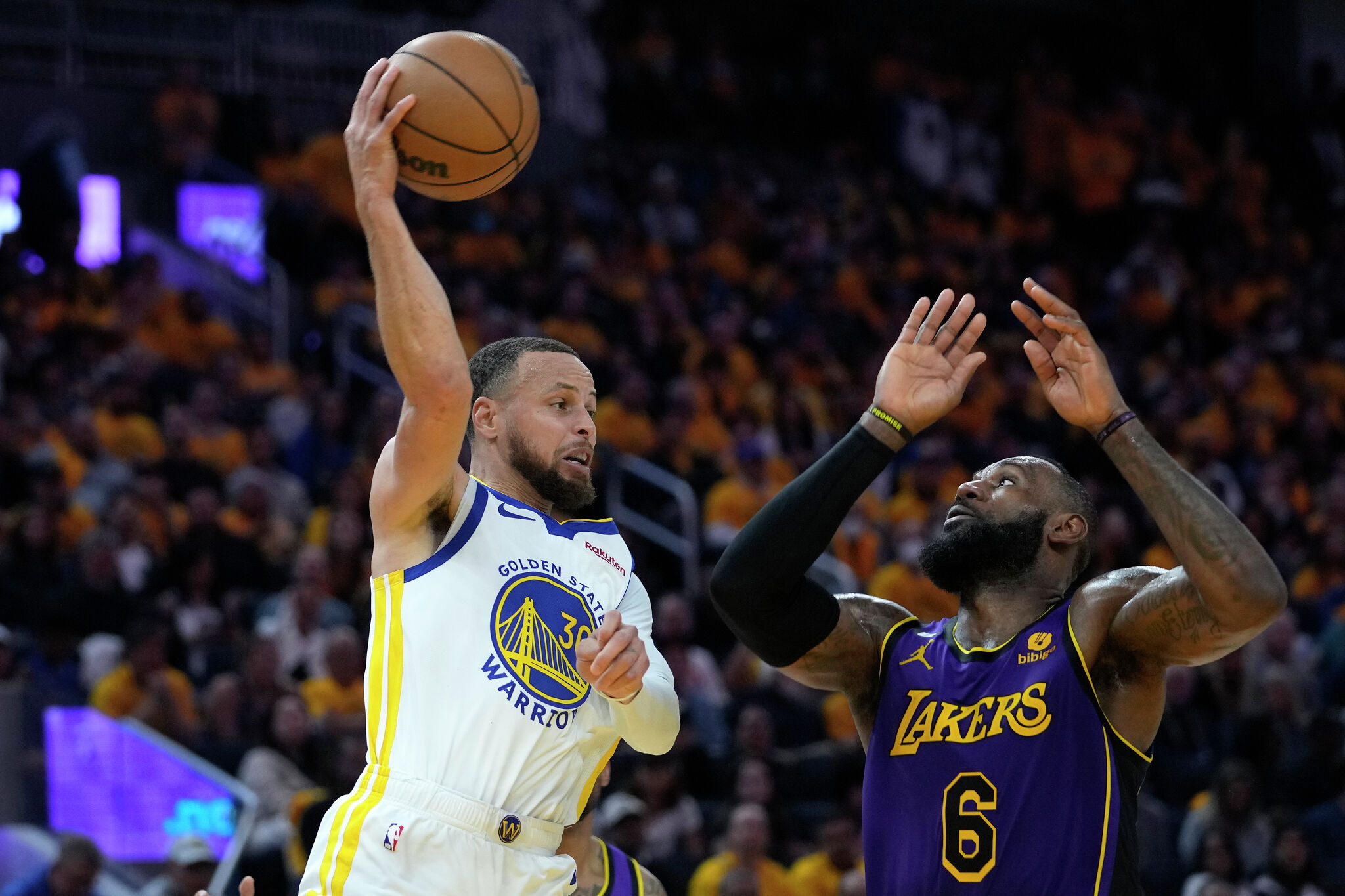 Curry, Warriors open title defense by beating Lakers 123-109 - The San  Diego Union-Tribune