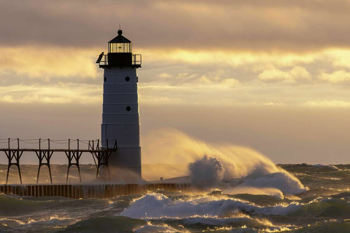 Northwesterly gale creates big waves on Lake Michigan