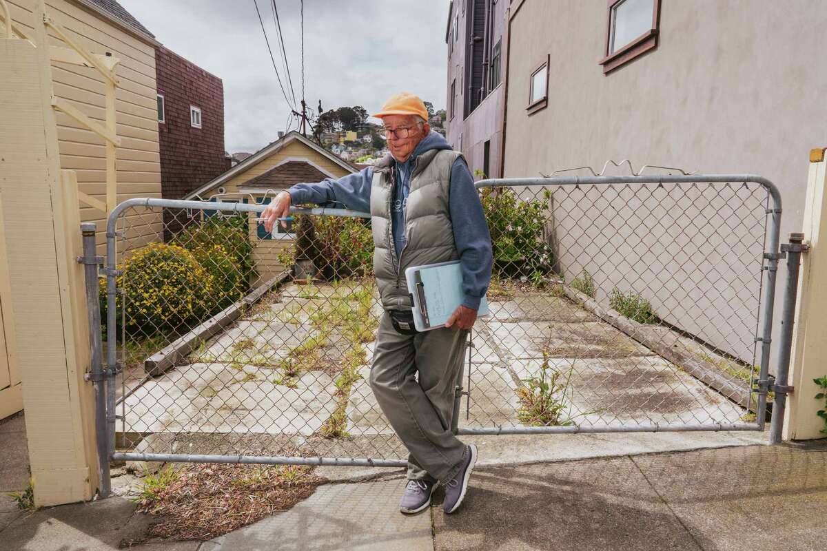 约翰·布莱克本站在旧金山诺埃谷的地震棚屋外。