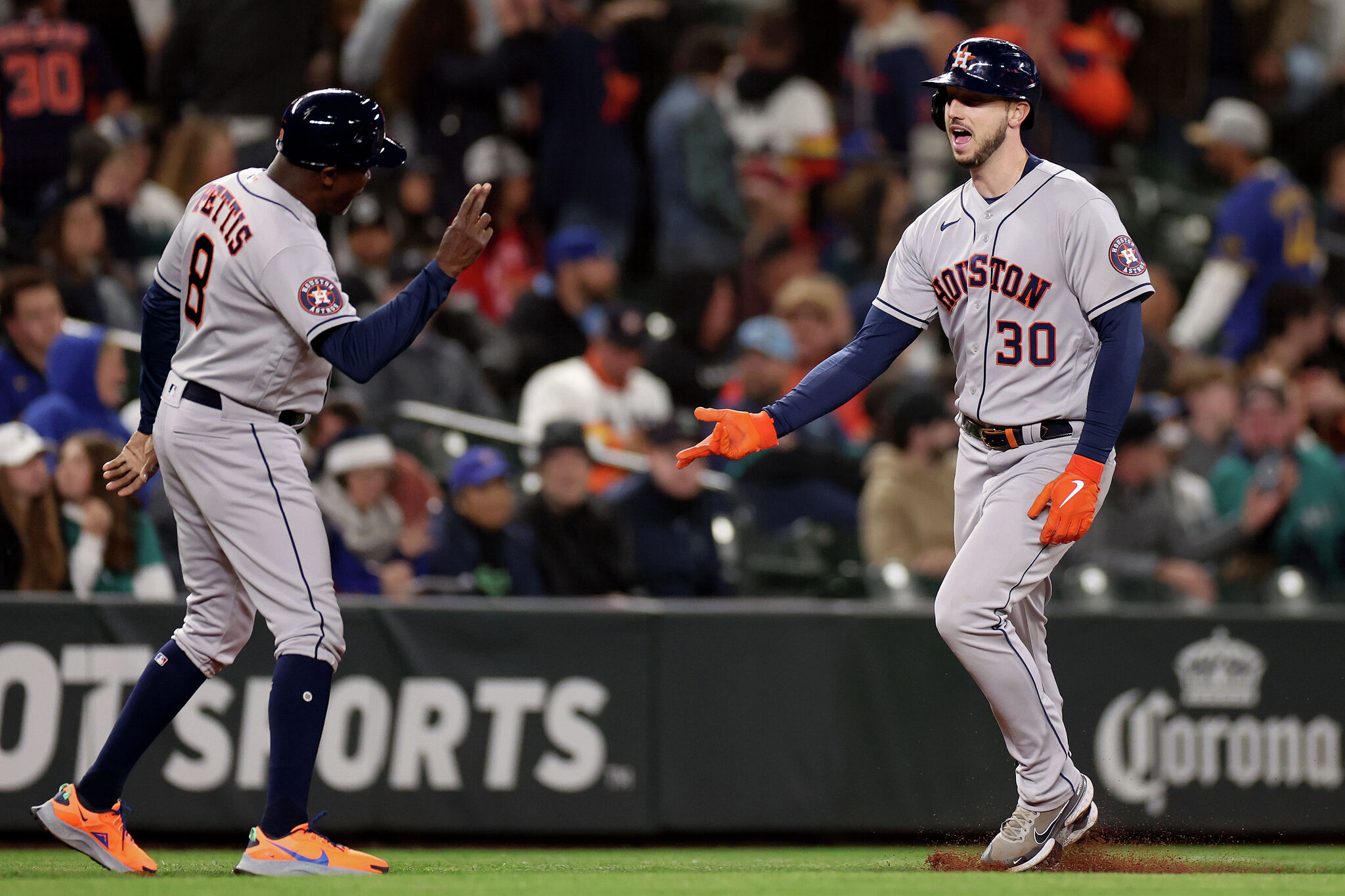 Houston Astros: Kyle Tucker puts on gloves, breaks slump