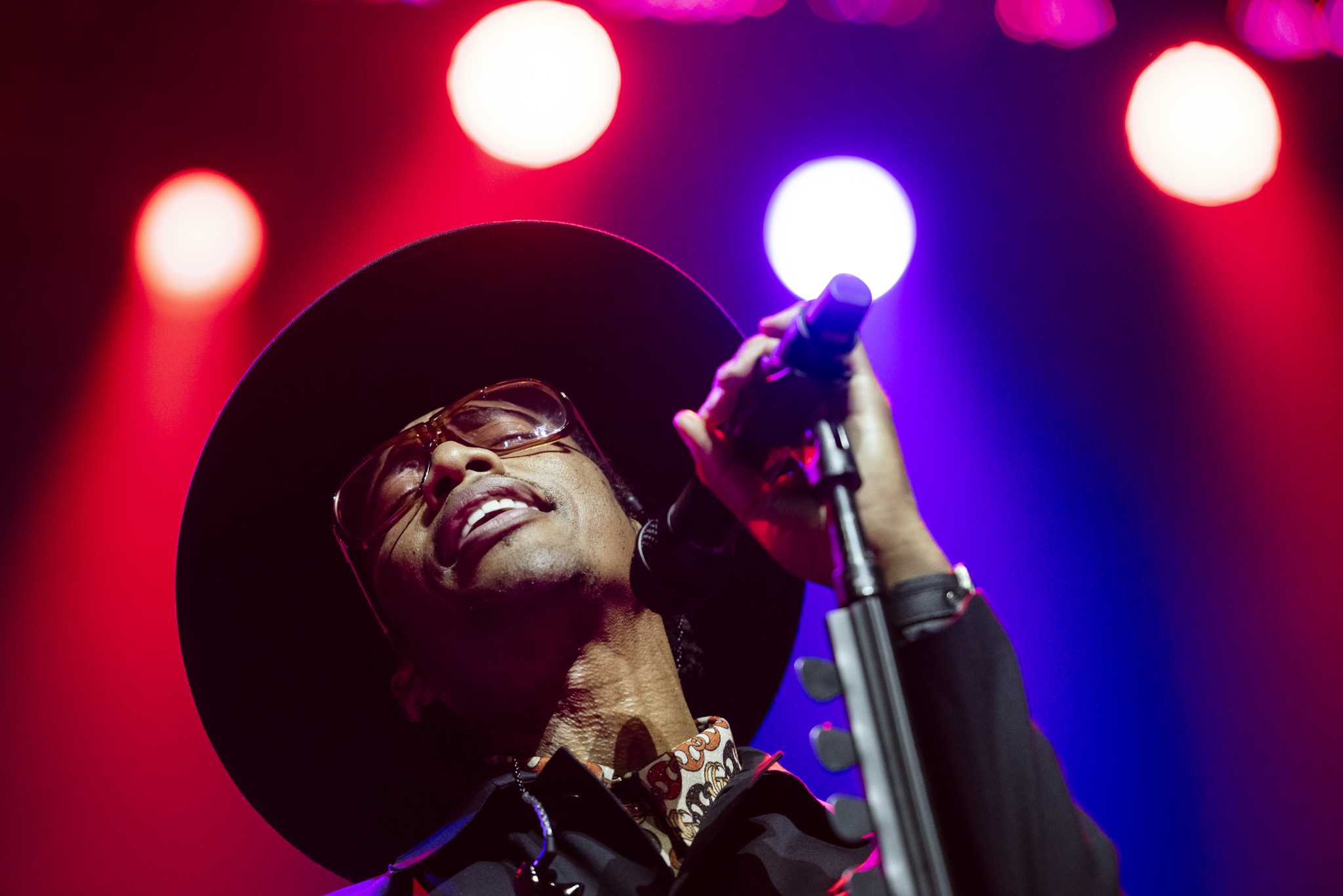 Raphael Saadiq's bass stolen before emotional Oakland