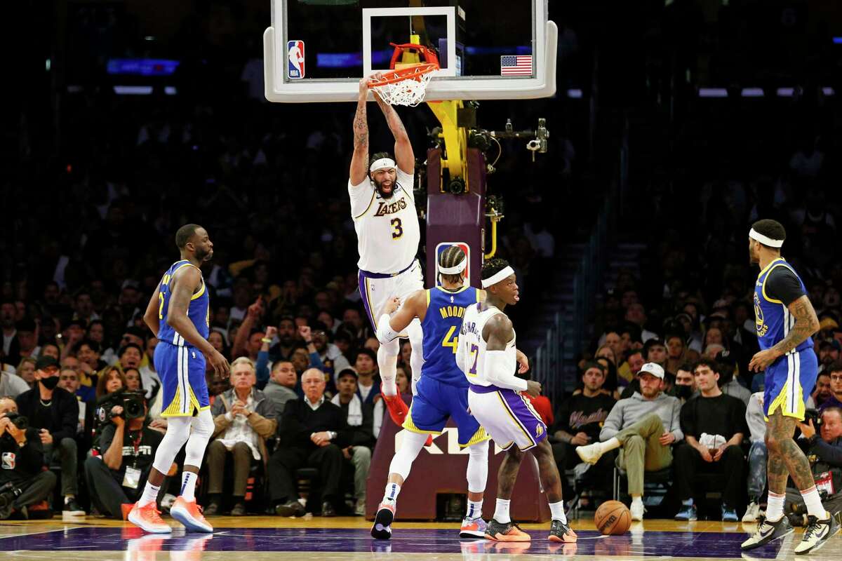 Los Angeles Lakers center Anthony Davis (3) dunks against the Golden State Warriors during the fourth quarter in Game 3 of the NBA Western Conference semifinals in Los Angeles, Calif., Saturday, May 06, 2023. The Lakers won the game 127-97 and take a 2-1 series lead.