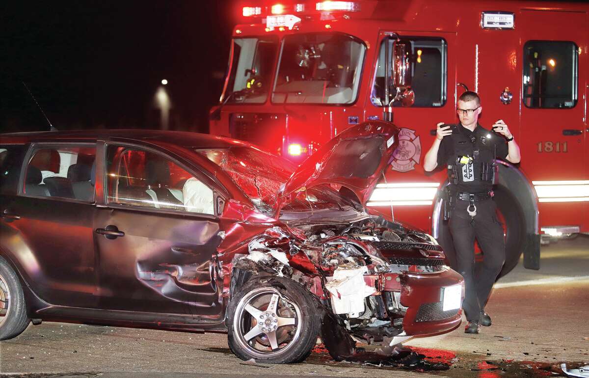 At least 2 hurt, one critically, in early Sunday crash in Alton