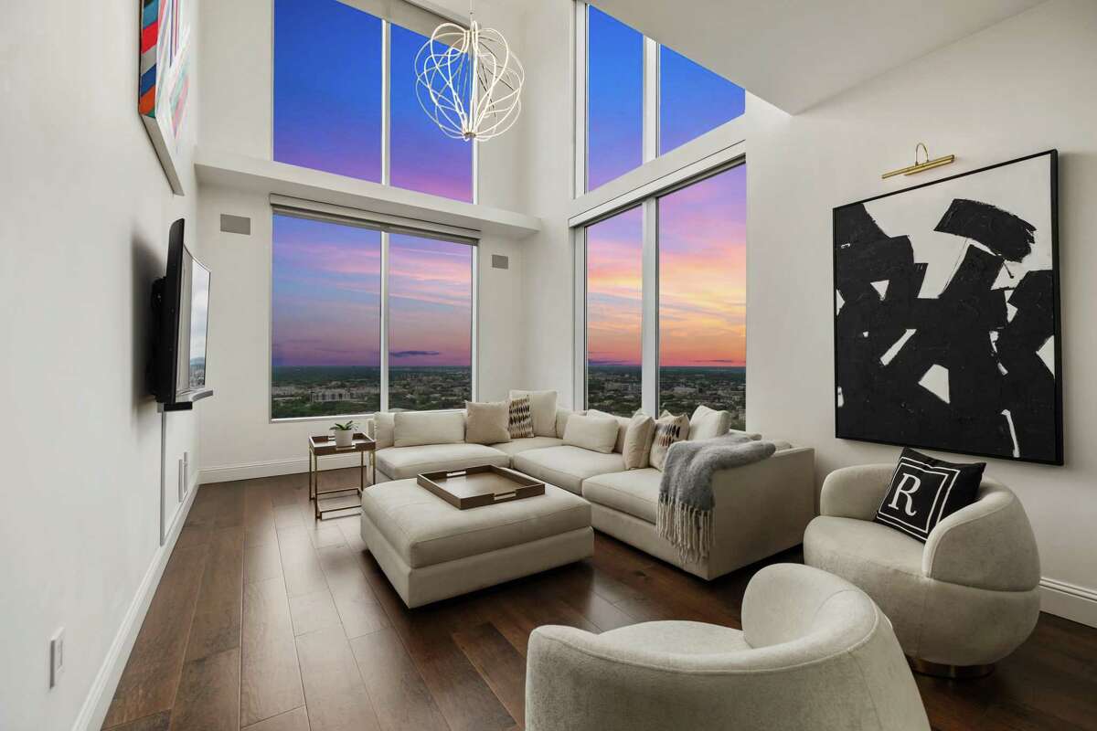 Story photo for Renovated 30th floor condo brings back memories of New York living