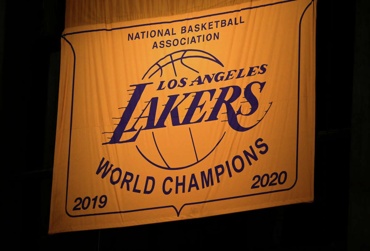 Dubs fan clowned at Lakers' arena for trying to brag about titles