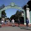2022年3月14日，人们走过加州大学伯克利分校校园的斯普劳尔广场。