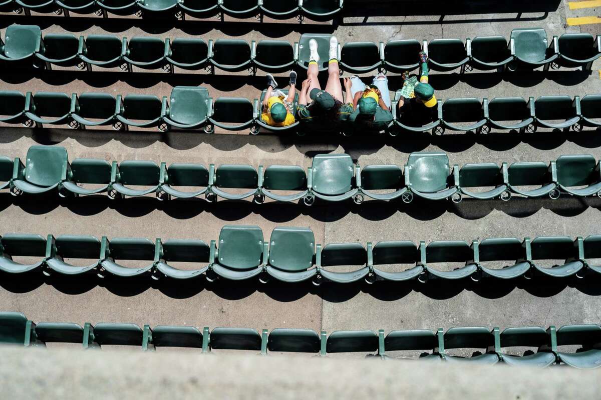 4月29日，一小群人在奥克兰运动家队的比赛中观看比赛。这是运动家队宣布将迁往拉斯维加斯新球场以来的第二场主场比赛