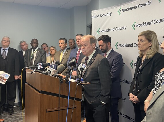 Hudson Valley officials try to thwart NYC plan to bus migrants - Vimarsana News