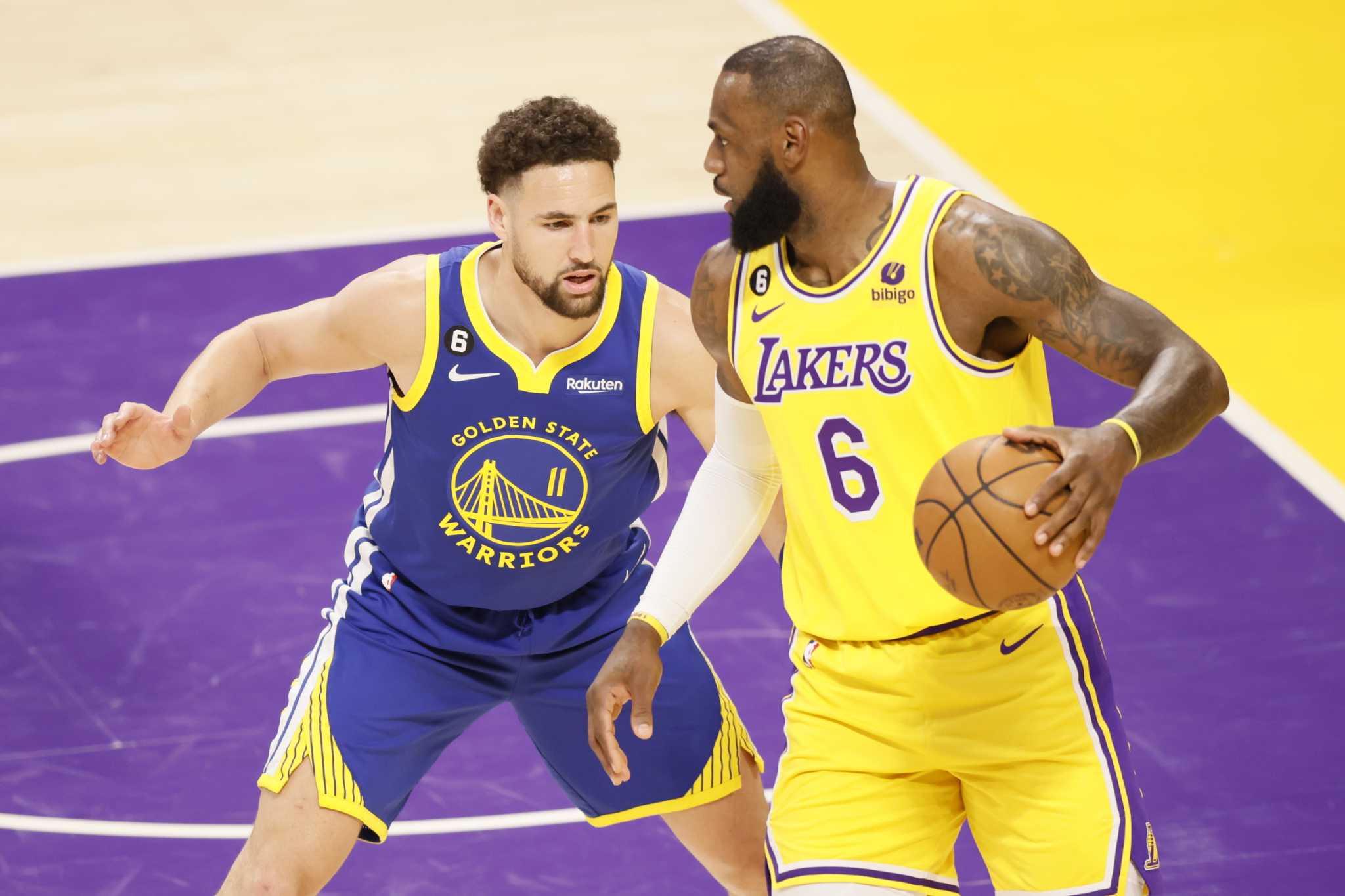 Klay Thompson's fourth quarter helps Warriors beat Lakers