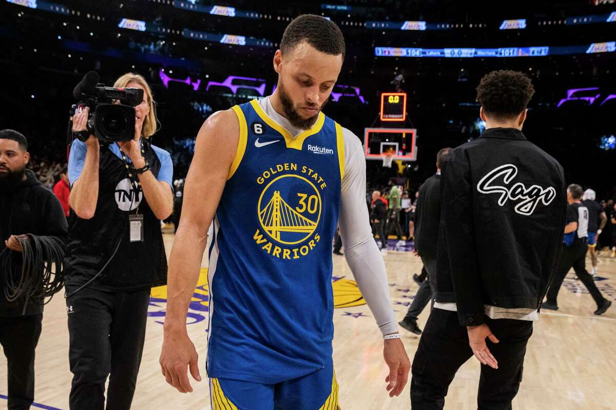 Steph Curry gives Warriors a shot, but chances ran out in Game 4