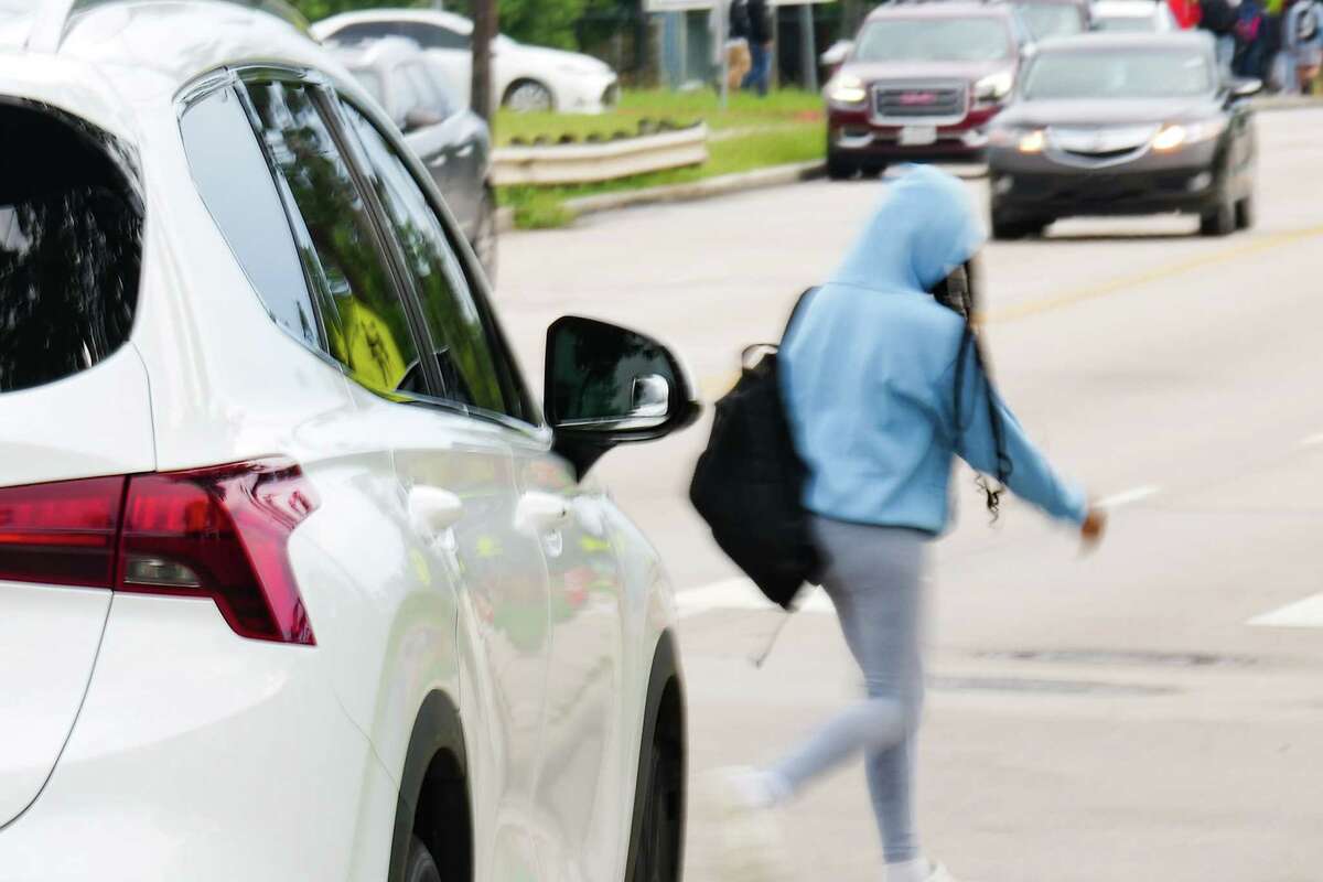 Story photo for Dangerous HISD school zone crossing divides city, state leaders over safety