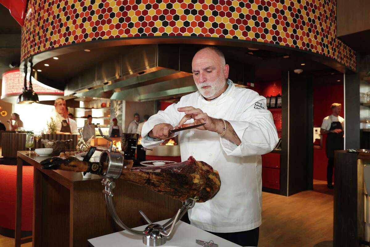 1月，厨师josise andr<s:1>在迪拜的一艘游轮上切火腿。这位大厨计划在帕洛阿尔托开一家餐厅。