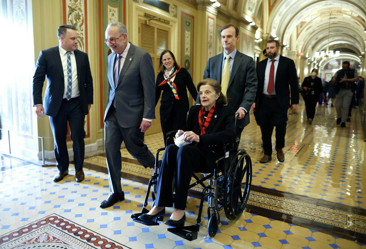 Feinstein returns to Senate, says she'll work 'lighter schedule'